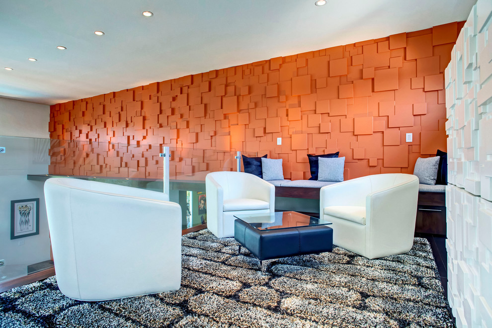 Idées déco pour une salle de séjour mansardée ou avec mezzanine éclectique avec un mur orange.