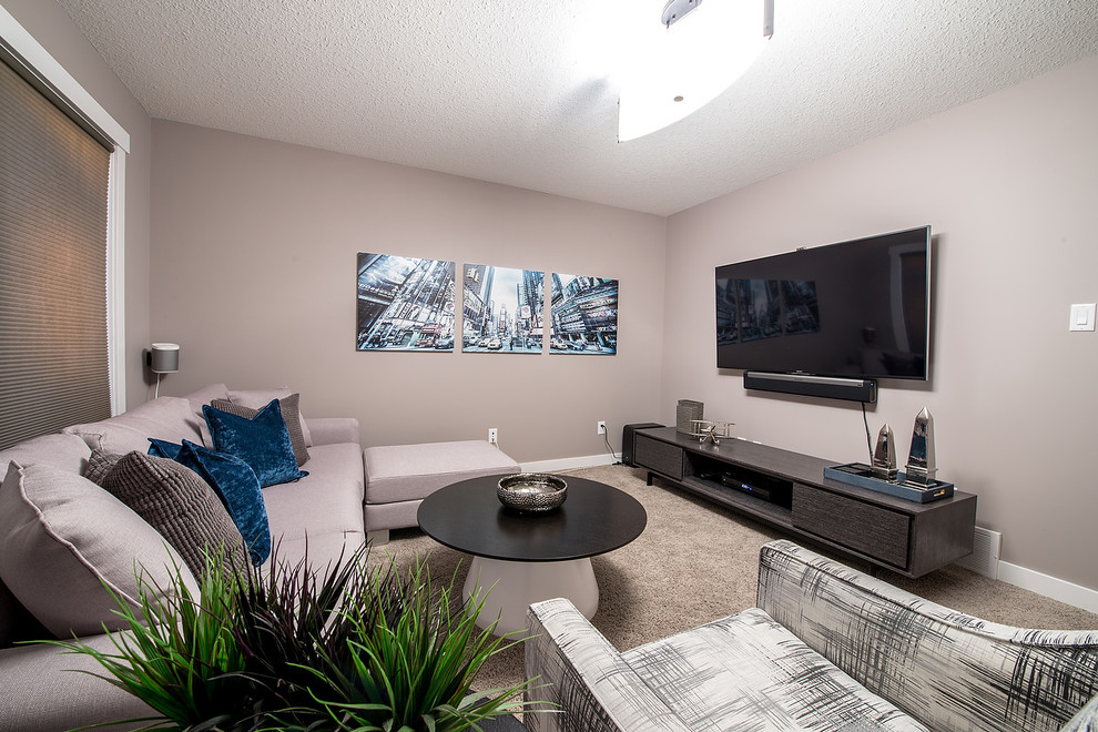 Esempio di un soggiorno minimalista aperto con sala giochi, pareti grigie, parquet scuro e TV a parete
