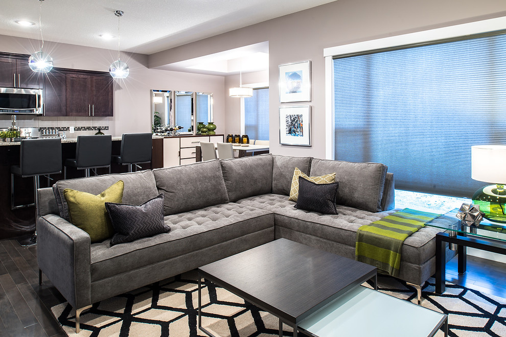 Modelo de sala de estar moderna con paredes grises y suelo de madera oscura