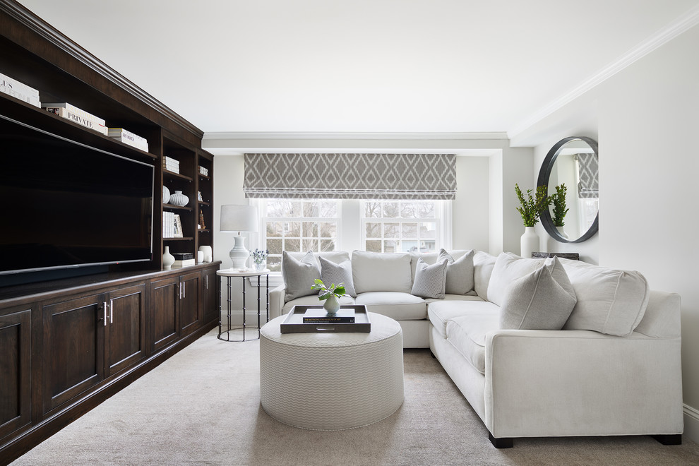 На фото: гостиная комната в стиле неоклассика (современная классика) с серыми стенами, ковровым покрытием, мультимедийным центром и серым полом