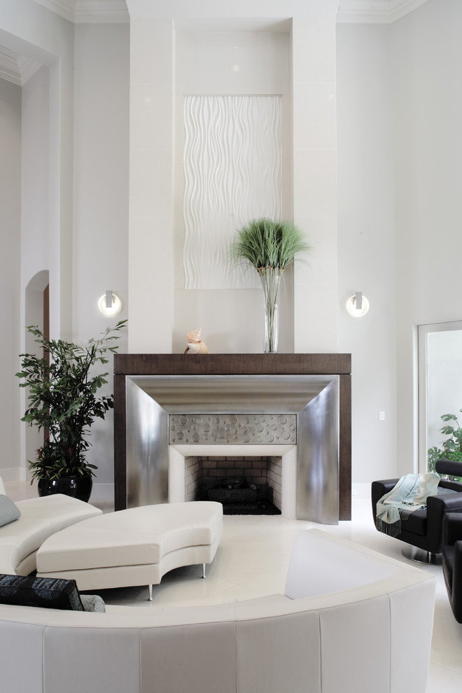 Стильный дизайн: большая открытая гостиная комната в стиле модернизм с белыми стенами, мраморным полом, стандартным камином и фасадом камина из металла без телевизора - последний тренд