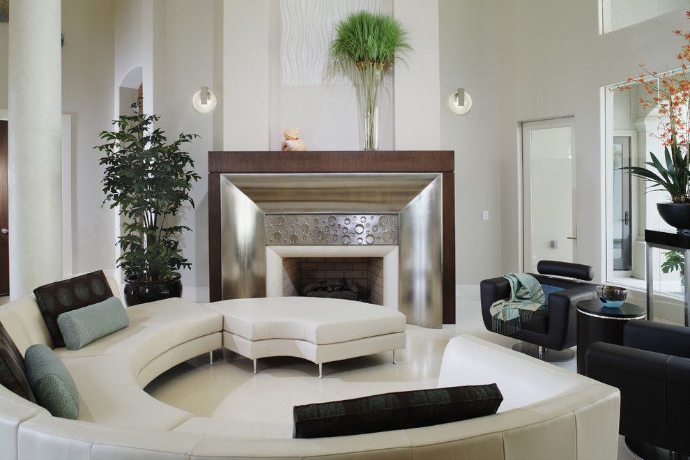 Ispirazione per un grande soggiorno minimalista aperto con pareti bianche, pavimento in marmo, camino classico, cornice del camino in metallo e nessuna TV