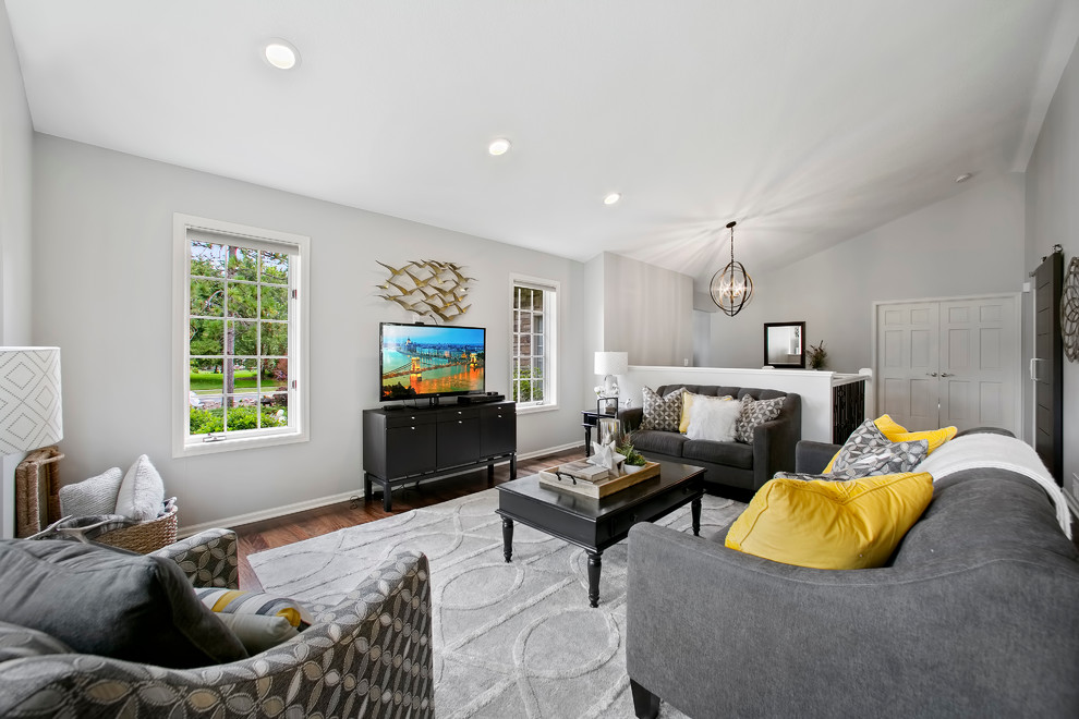 Offenes Klassisches Wohnzimmer mit grauer Wandfarbe und braunem Holzboden in Minneapolis