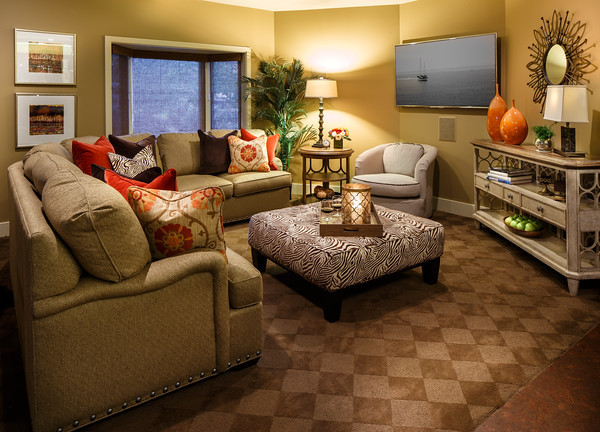 Diseño de sala de estar abierta tradicional renovada grande sin chimenea con paredes amarillas, moqueta y televisor colgado en la pared