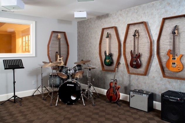 Стильный дизайн: изолированная гостиная комната среднего размера в стиле фьюжн с музыкальной комнатой, серыми стенами, кирпичным полом и серым полом без камина, телевизора - последний тренд