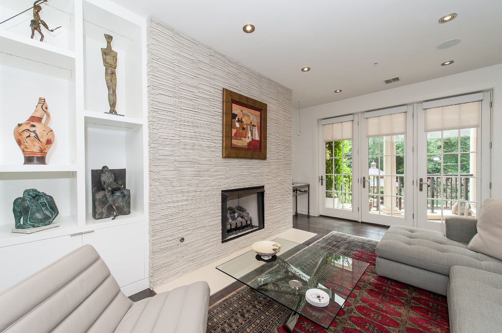 Idée de décoration pour une petite salle de séjour design ouverte avec un mur blanc, parquet foncé, une cheminée standard et un manteau de cheminée en pierre.