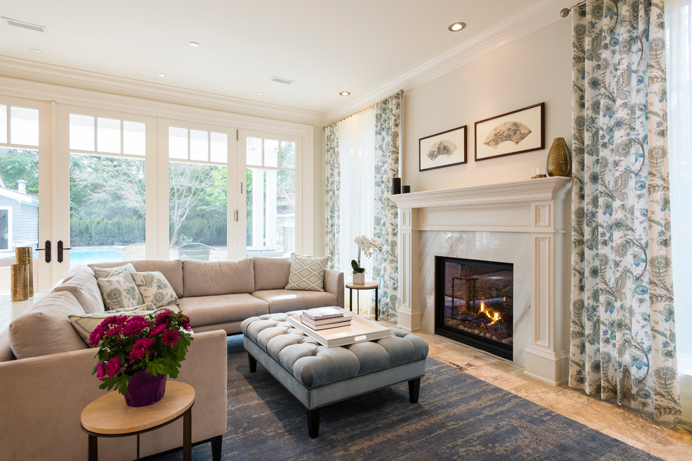 Ejemplo de sala de estar abierta tradicional renovada grande con paredes grises, suelo de travertino, todas las chimeneas y marco de chimenea de piedra