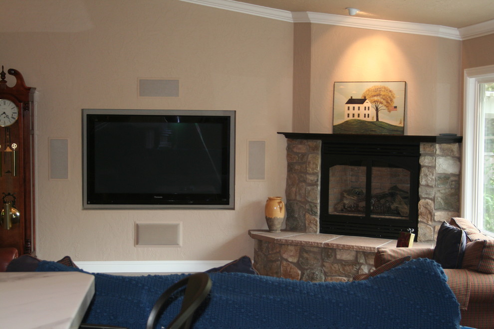 Источник вдохновения для домашнего уюта: открытая гостиная комната среднего размера в классическом стиле с бежевыми стенами, ковровым покрытием, угловым камином, фасадом камина из камня и телевизором на стене