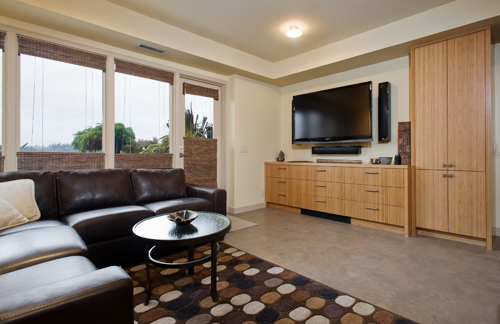 Diseño de sala de estar contemporánea con paredes beige y televisor colgado en la pared
