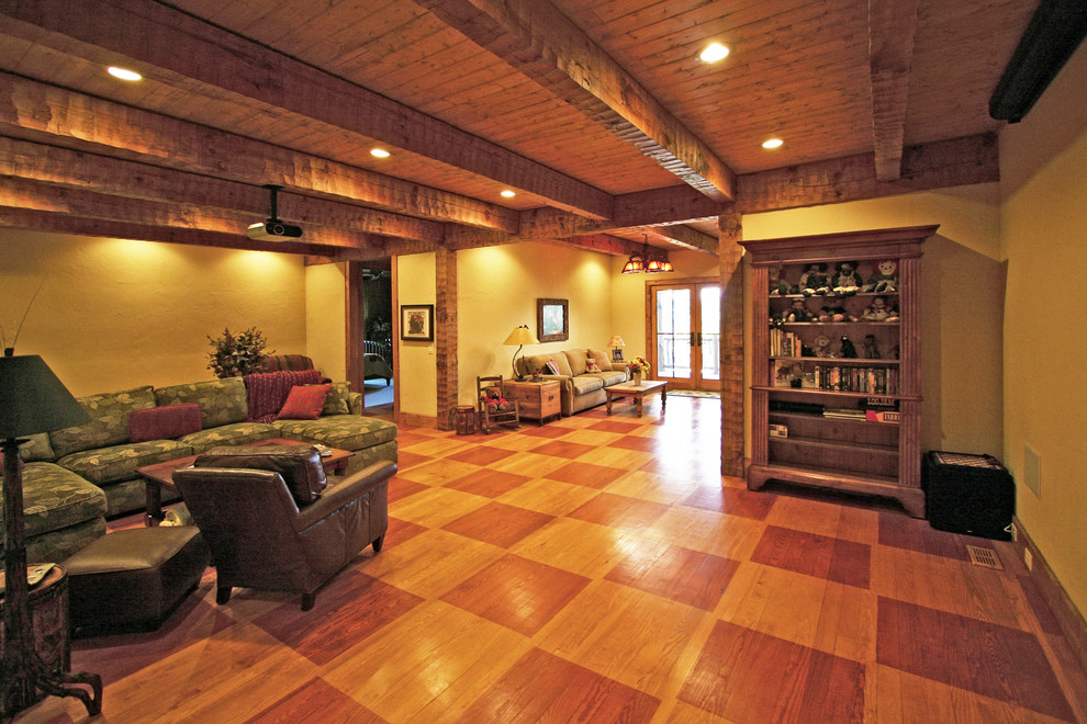Foto di un grande soggiorno american style stile loft con pareti beige e pavimento in legno verniciato