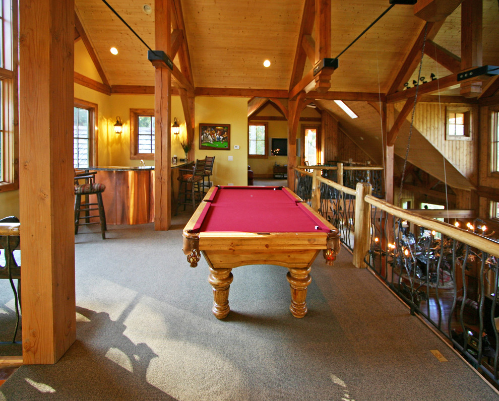 Diseño de sala de juegos en casa tipo loft de estilo americano grande con paredes beige y moqueta