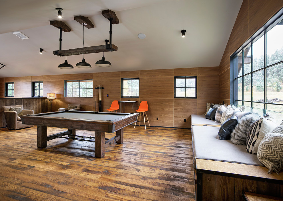Exemple d'une grande salle de séjour mansardée ou avec mezzanine montagne avec salle de jeu, un sol en bois brun et un téléviseur encastré.