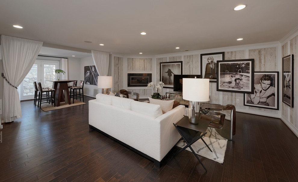 Diseño de sala de estar abierta clásica renovada grande sin chimenea con paredes blancas, suelo vinílico, televisor independiente y suelo marrón