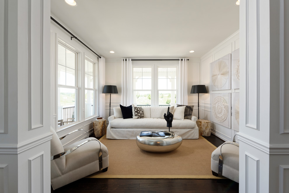 Abgetrenntes, Mittelgroßes, Fernseherloses Klassisches Wohnzimmer ohne Kamin mit weißer Wandfarbe, dunklem Holzboden und braunem Boden in Washington, D.C.