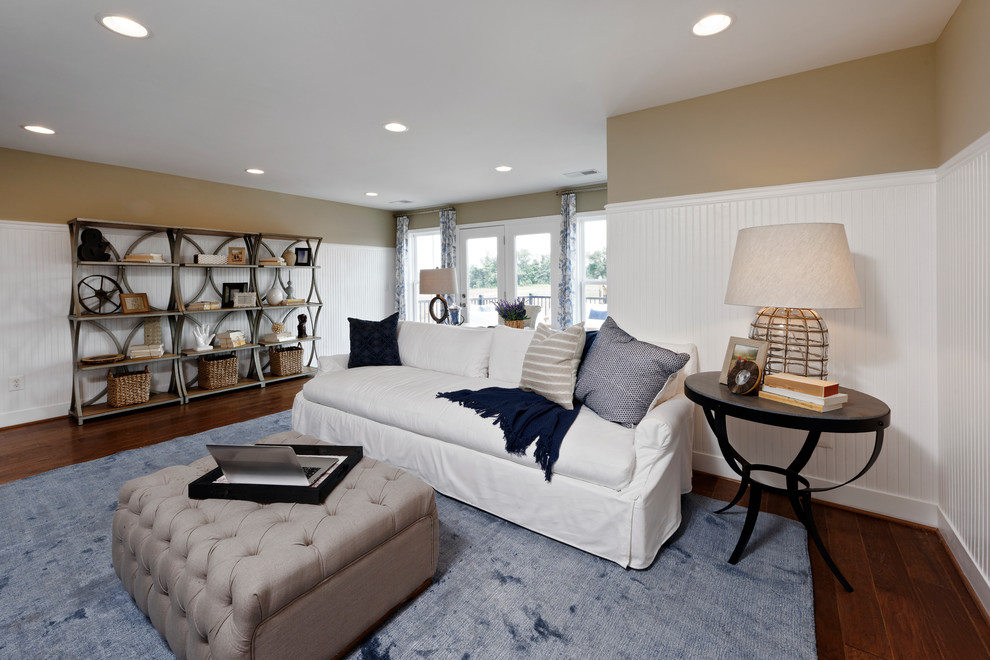 Diseño de sala de estar abierta marinera extra grande sin chimenea con paredes multicolor, suelo vinílico, televisor colgado en la pared y suelo marrón