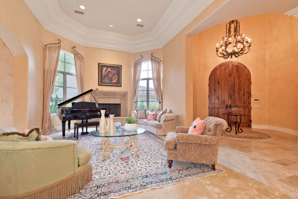 Пример оригинального дизайна: большая открытая гостиная комната в классическом стиле с музыкальной комнатой, розовыми стенами, полом из известняка, стандартным камином и фасадом камина из камня