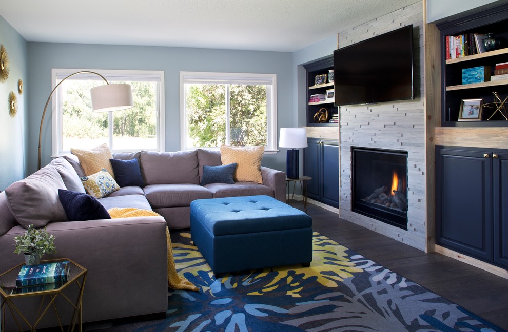 Mittelgroßes, Abgetrenntes Modernes Wohnzimmer mit blauer Wandfarbe, dunklem Holzboden, Kamin, gefliester Kaminumrandung, TV-Wand und braunem Boden in Denver