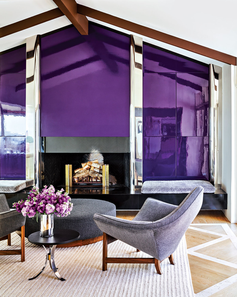 Foto di un soggiorno contemporaneo con pareti viola, pavimento in legno massello medio, camino classico e pavimento marrone