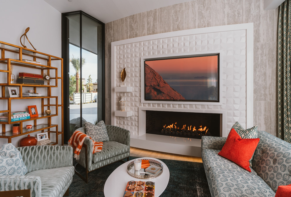 Foto de sala de estar clásica renovada con paredes grises, chimenea lineal y pared multimedia