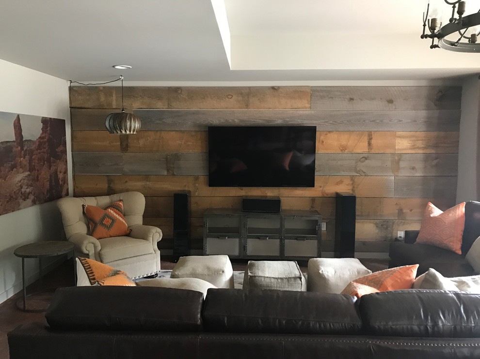 Mittelgroßes, Abgetrenntes Klassisches Wohnzimmer ohne Kamin mit weißer Wandfarbe, braunem Holzboden, TV-Wand und braunem Boden in Atlanta