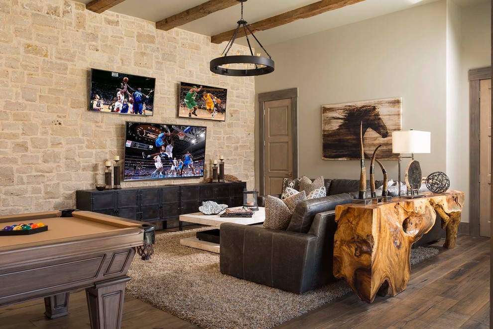 Imagen de sala de estar rural sin chimenea con paredes beige, suelo de madera oscura, televisor colgado en la pared, suelo marrón y alfombra
