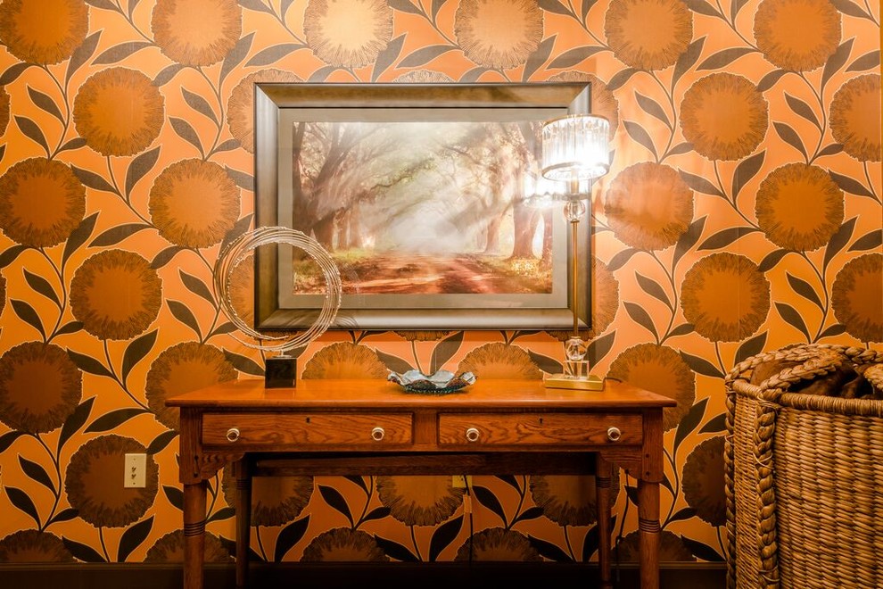 Mittelgroßes, Offenes Klassisches Wohnzimmer mit brauner Wandfarbe, Teppichboden und TV-Wand in Chicago