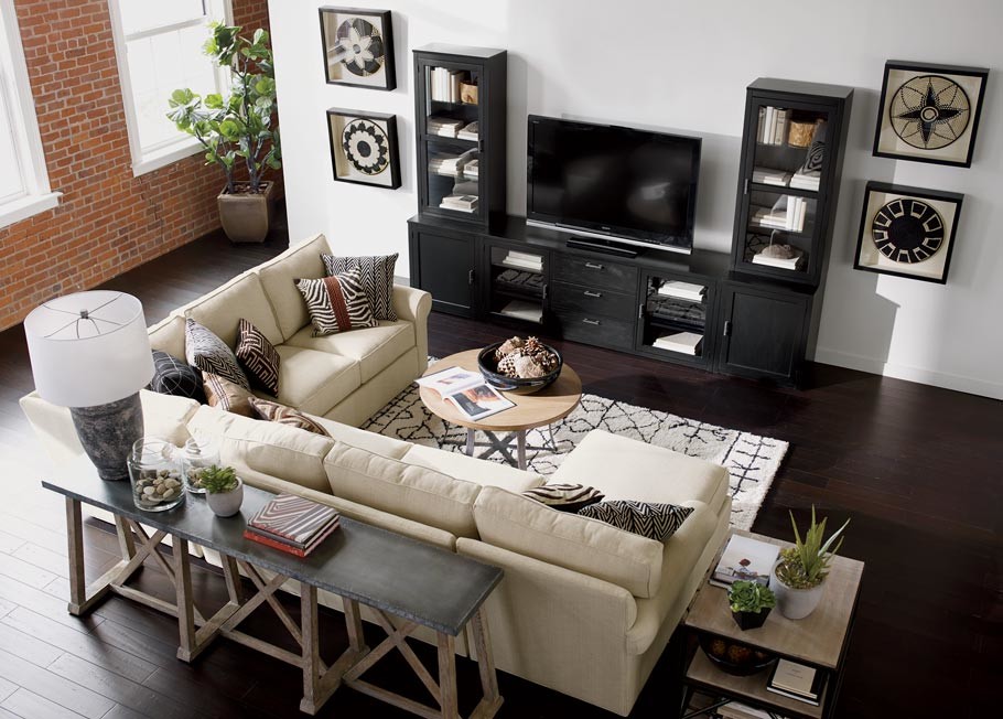 Imagen de sala de estar abierta contemporánea grande sin chimenea con paredes blancas, suelo de madera oscura y televisor independiente
