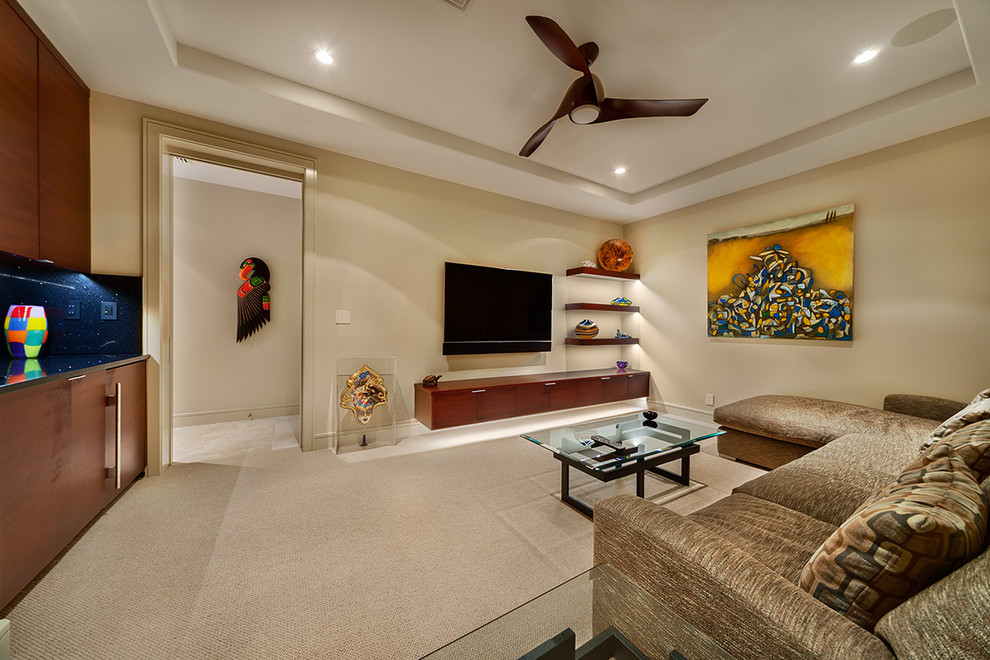 Modelo de sala de estar cerrada contemporánea de tamaño medio sin chimenea con paredes beige, moqueta y televisor colgado en la pared