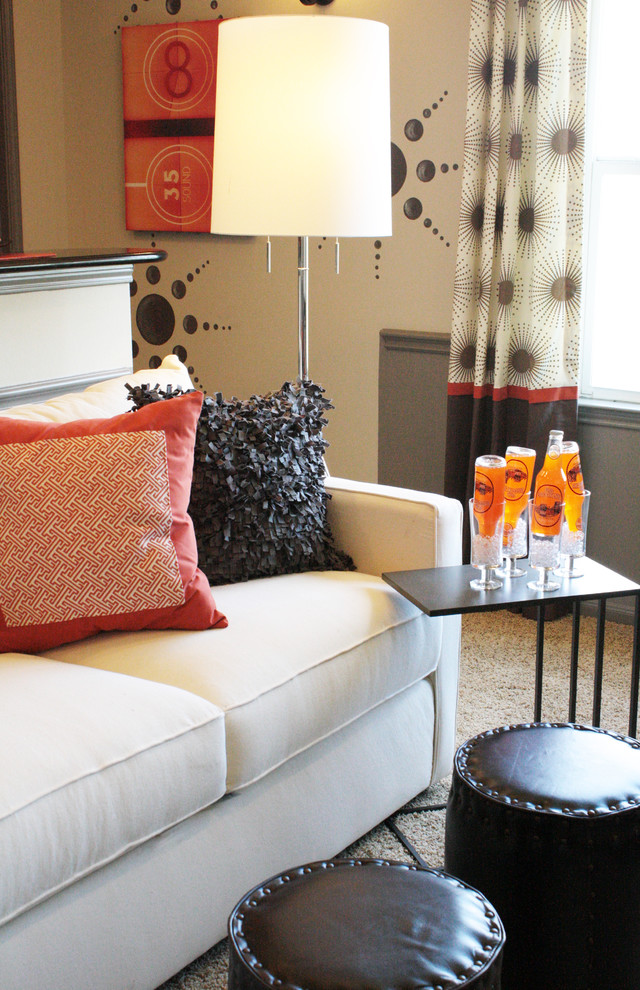 На фото: гостиная комната в современном стиле с бежевыми стенами и ковровым покрытием с