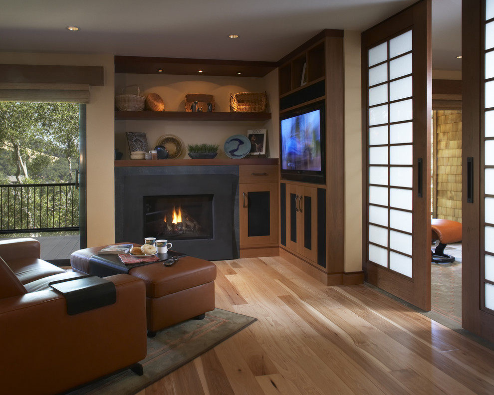 Пример оригинального дизайна: изолированная гостиная комната в современном стиле с бежевыми стенами, стандартным камином и телевизором на стене