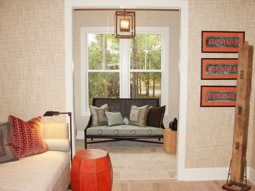 Abgetrenntes Modernes Wohnzimmer mit beiger Wandfarbe in Atlanta