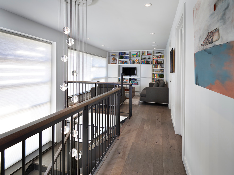 Foto di un soggiorno design stile loft con pavimento in legno massello medio, parete attrezzata e tappeto