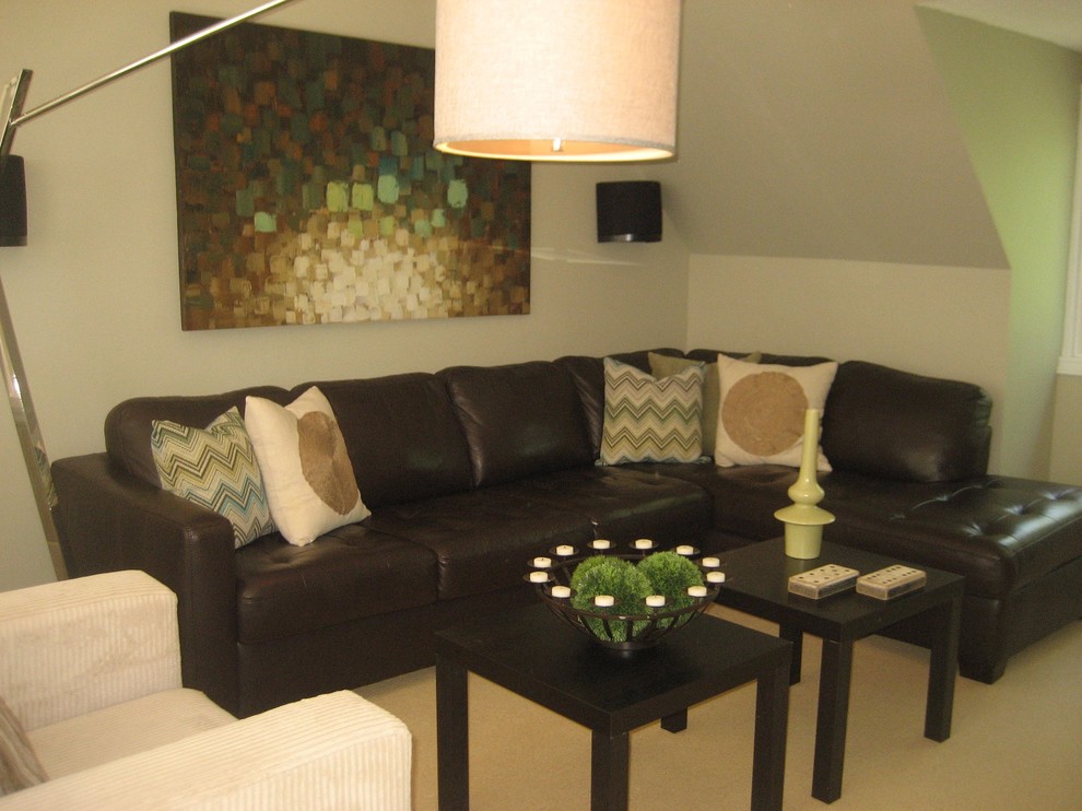 Пример оригинального дизайна: большая двухуровневая комната для игр в современном стиле с зелеными стенами, ковровым покрытием и отдельно стоящим телевизором без камина