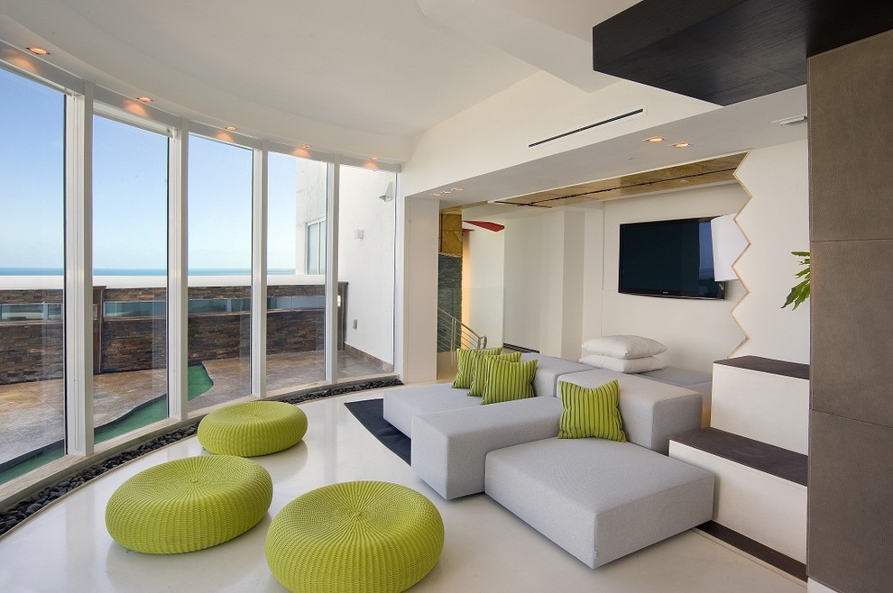 Стильный дизайн: гостиная комната в современном стиле с белым полом - последний тренд