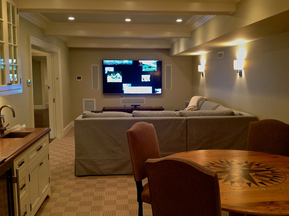 На фото: изолированный домашний кинотеатр среднего размера в классическом стиле с бежевыми стенами, ковровым покрытием и телевизором на стене