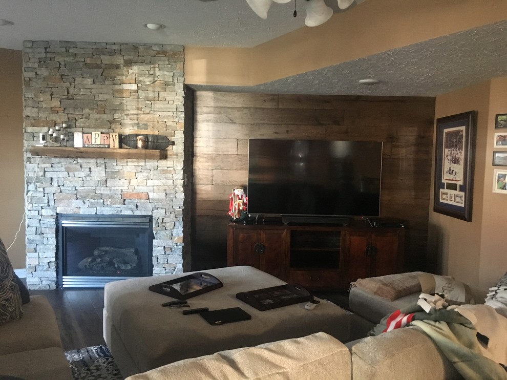 Rustikaler Hobbyraum mit beiger Wandfarbe, dunklem Holzboden, TV-Wand und braunem Boden in Louisville