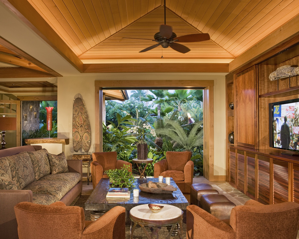 ハワイにあるトロピカルスタイルのおしゃれなファミリールーム (ベージュの壁、茶色いソファ) の写真