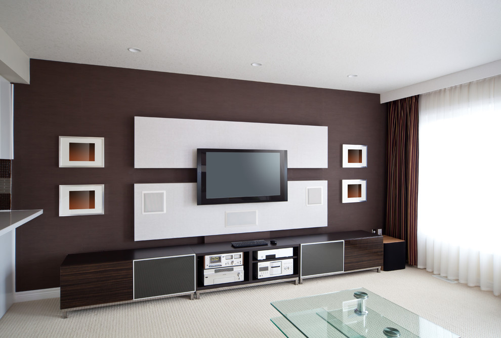 Свежая идея для дизайна: открытая гостиная комната среднего размера в стиле модернизм с коричневыми стенами, ковровым покрытием и телевизором на стене без камина - отличное фото интерьера