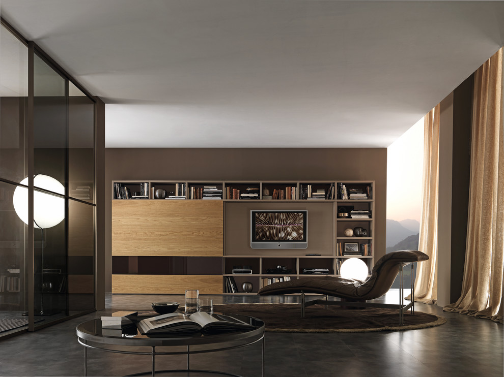Стильный дизайн: гостиная комната в стиле модернизм с коричневыми стенами и акцентной стеной - последний тренд