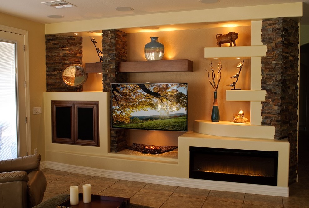 Exemple d'une grande salle de séjour tendance ouverte avec un mur marron, un sol en carrelage de céramique, une cheminée ribbon, un téléviseur fixé au mur et un sol beige.