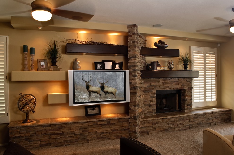 Réalisation d'une grande salle de séjour design ouverte avec un mur marron, moquette, une cheminée standard, un téléviseur fixé au mur et un sol marron.