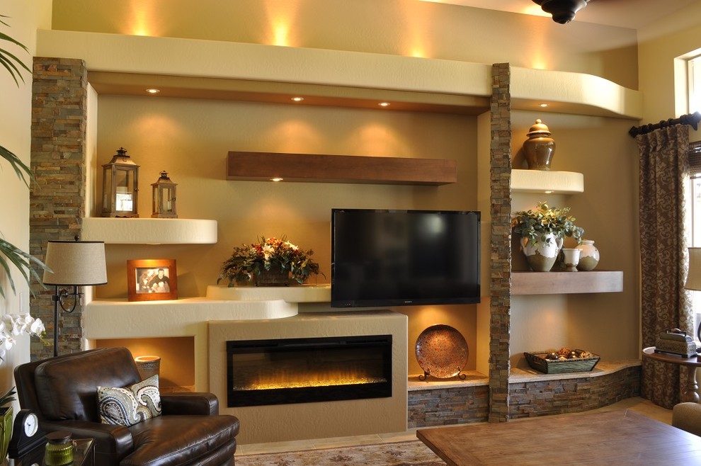 フェニックスにある広いコンテンポラリースタイルのおしゃれなオープンリビング (茶色い壁、淡色無垢フローリング、横長型暖炉、壁掛け型テレビ、茶色い床) の写真