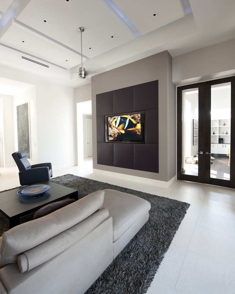 На фото: гостиная комната в современном стиле с бежевыми стенами, мультимедийным центром и акцентной стеной с
