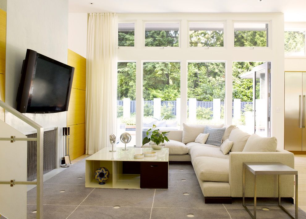 Cette photo montre une salle de séjour tendance ouverte avec un mur blanc, moquette, une cheminée standard, un manteau de cheminée en métal et un téléviseur fixé au mur.