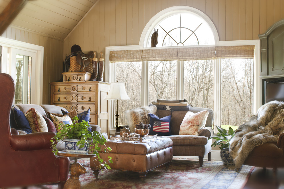 Imagen de sala de estar tradicional con paredes beige y alfombra