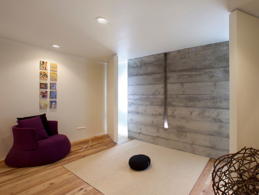 Diseño de sala de estar moderna sin televisor con paredes beige y suelo de madera en tonos medios