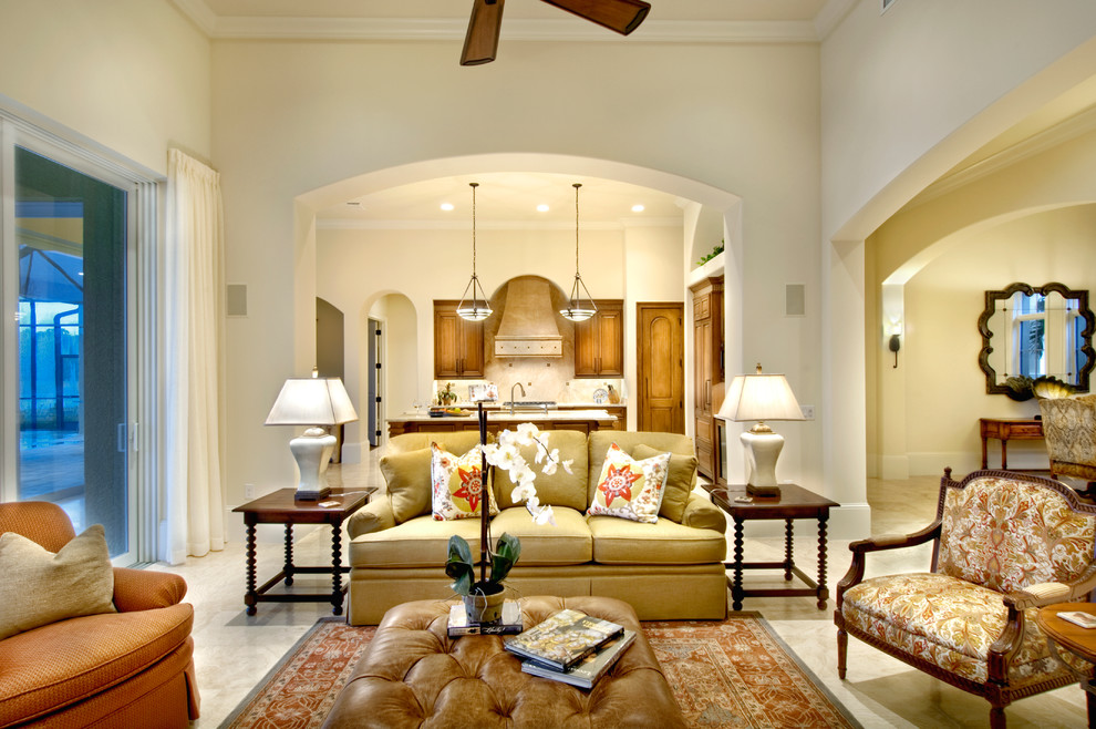 Imagen de sala de estar abierta tradicional con paredes beige