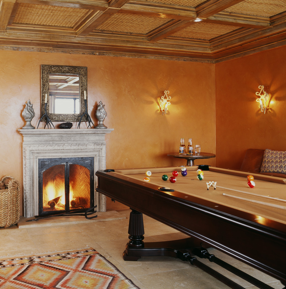 Imagen de sala de estar de estilo americano con parades naranjas y alfombra