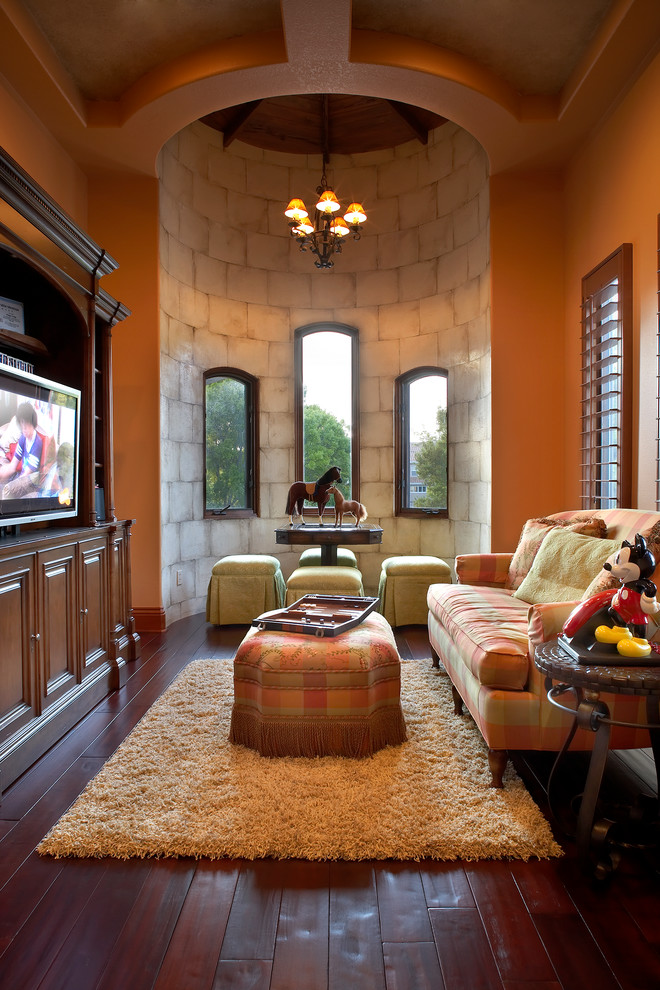 Mediterranes Wohnzimmer mit oranger Wandfarbe und dunklem Holzboden in Tampa