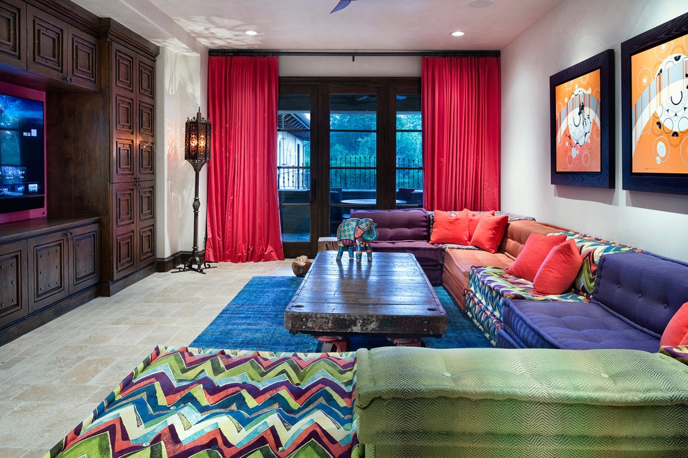 Foto di un soggiorno mediterraneo chiuso con pareti bianche, TV a parete e pavimento beige
